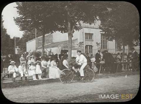Concours de bicyclettes fleuries (Bains-les-Bains)